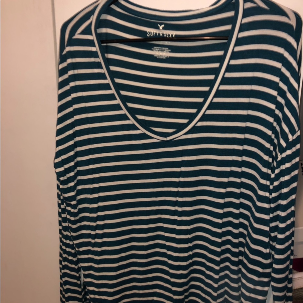 Swoop neck American eagle shirt!